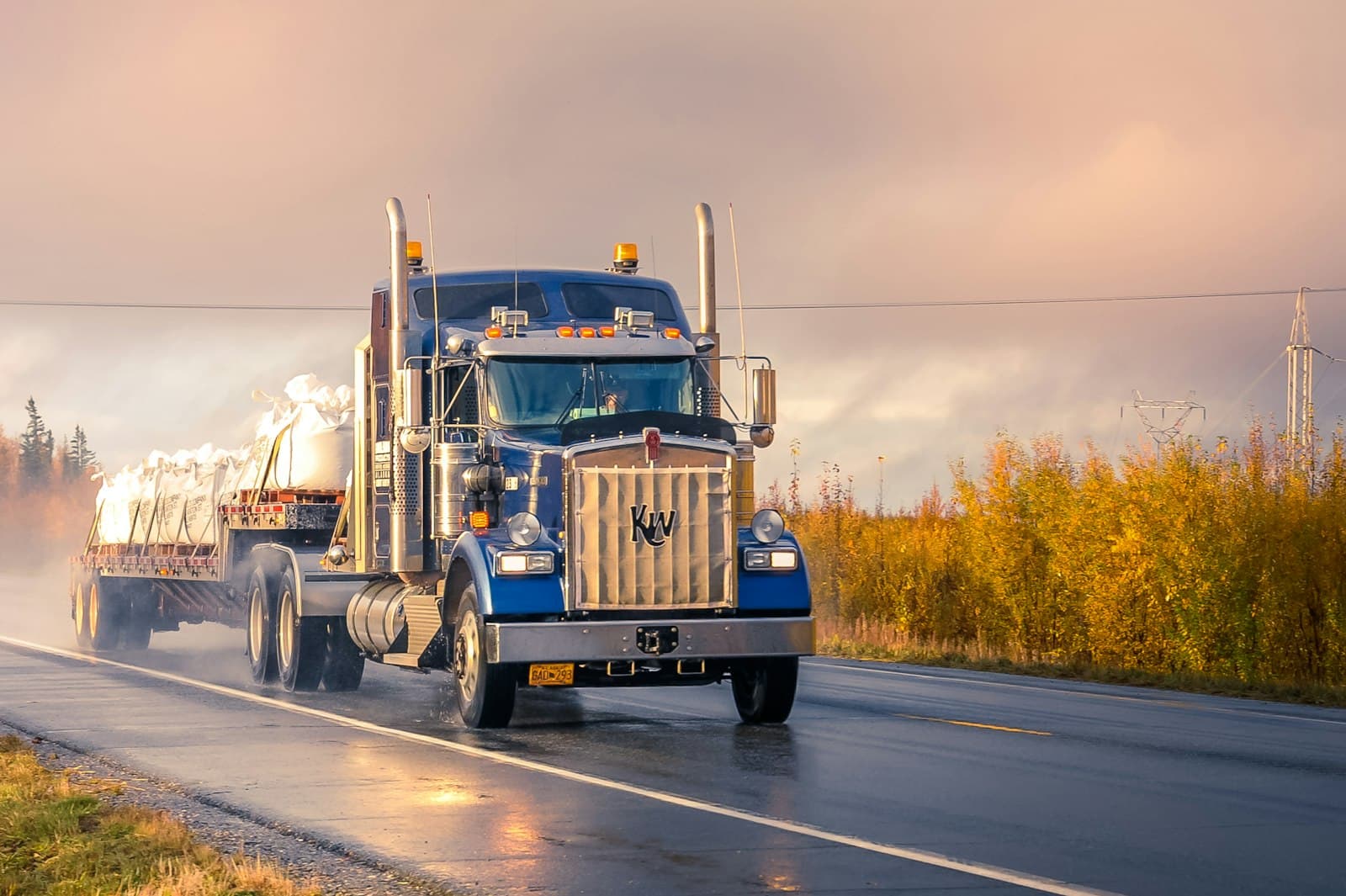Tractocamión con plataforma en carretera, foto de referencia
