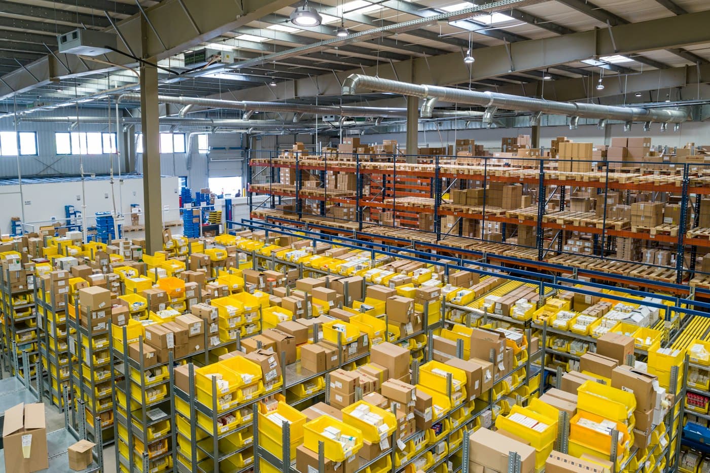 Área de surtido con cajas y racks en un centro de distribución