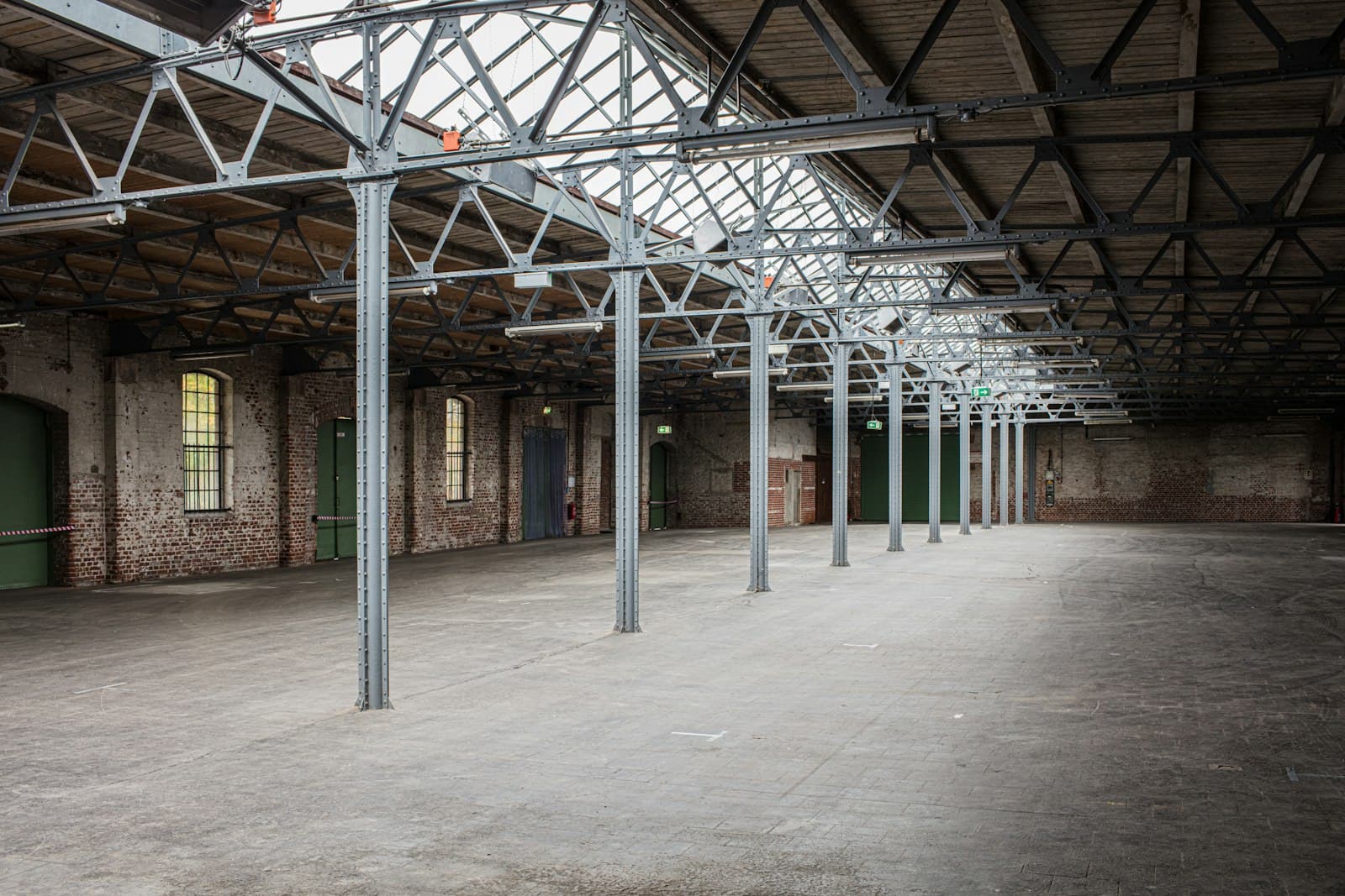 Nave industrial con estructura metálica, foto de referencia